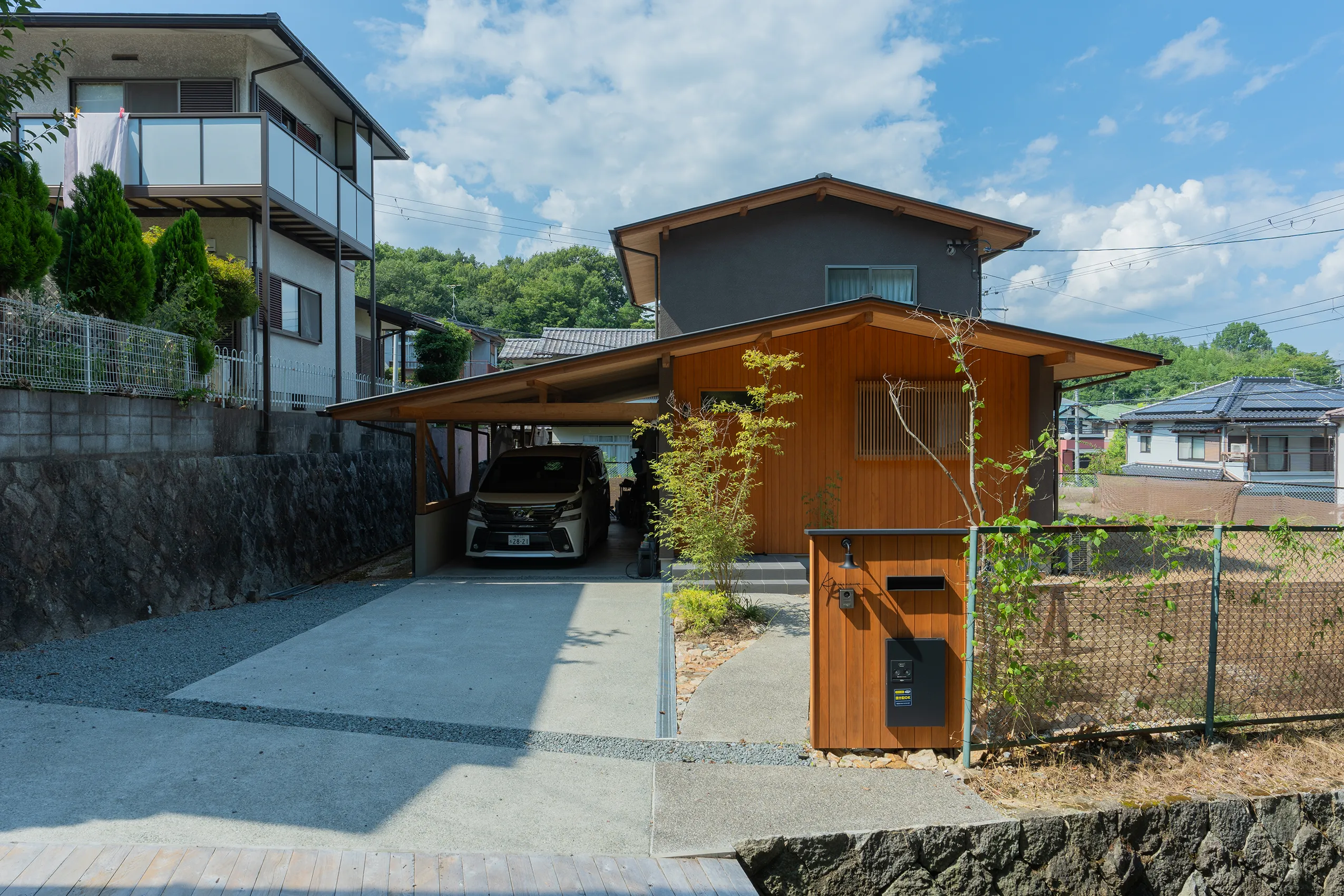 大きな屋根と陽の下で